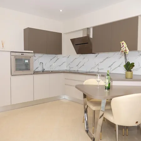 Apartament H *