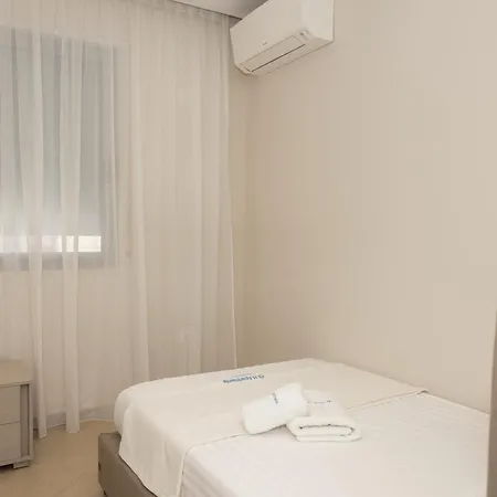 H Apartment *