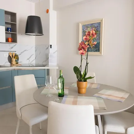 H Apartment *