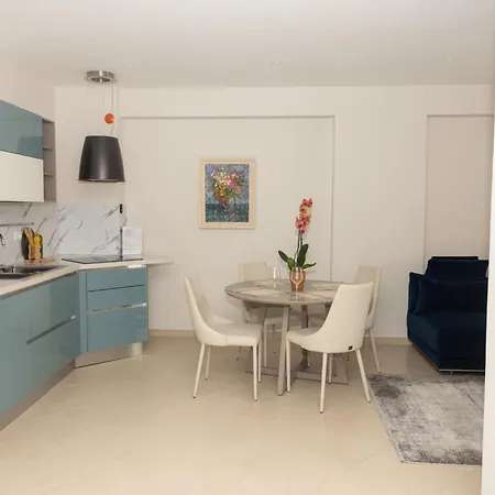 H Apartment *