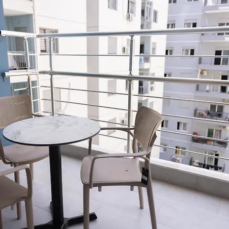 H Apartment *