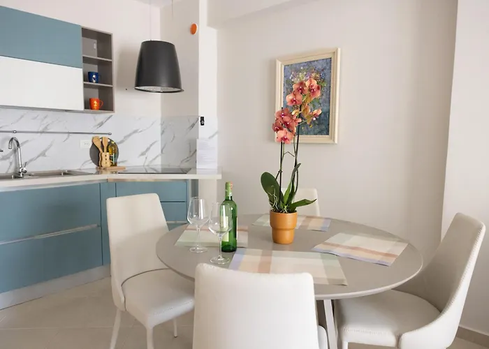 H Apartment *