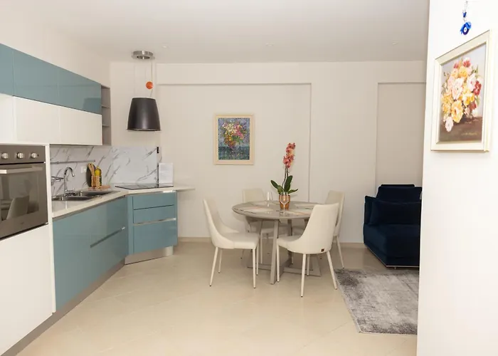 H Apartment *